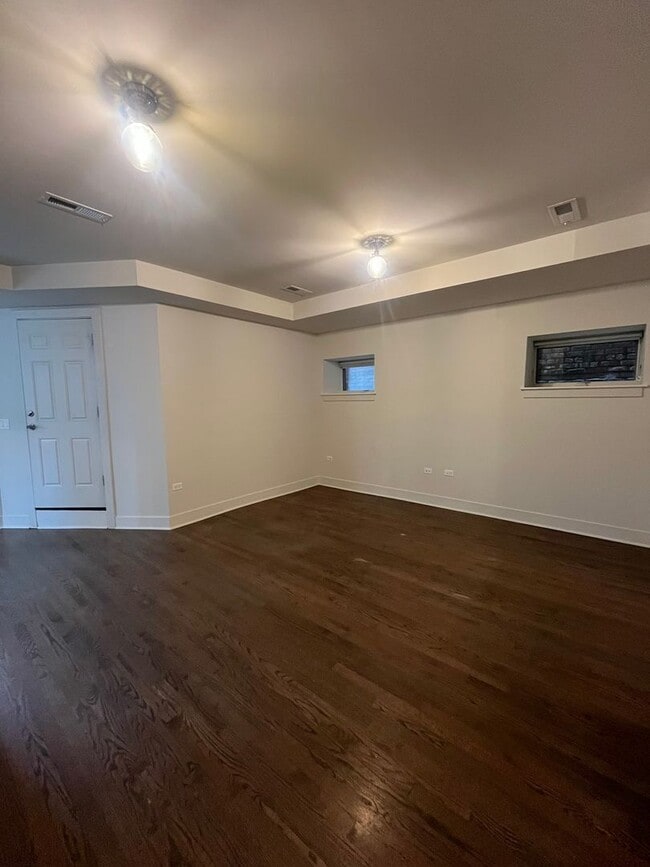 Building Photo - 1418 W Addison St