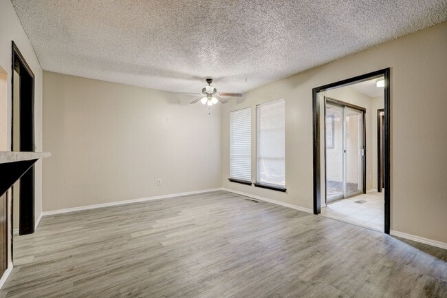 Building Photo - 3 Bed, 2 Bath Duplex in Midwest City, Ok 73110