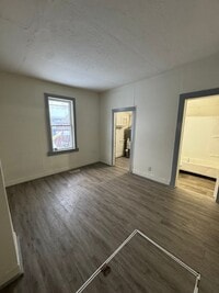 Building Photo - 2 Bed/ 1 Bath Home - Sick of renting and looking to buy?