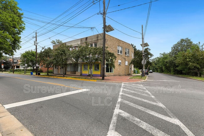 Building Photo - 1036 Collings Ave