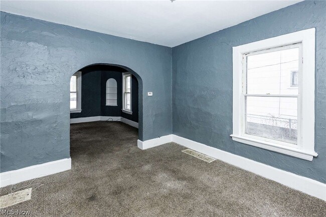 Building Photo - 2142 W 105th St