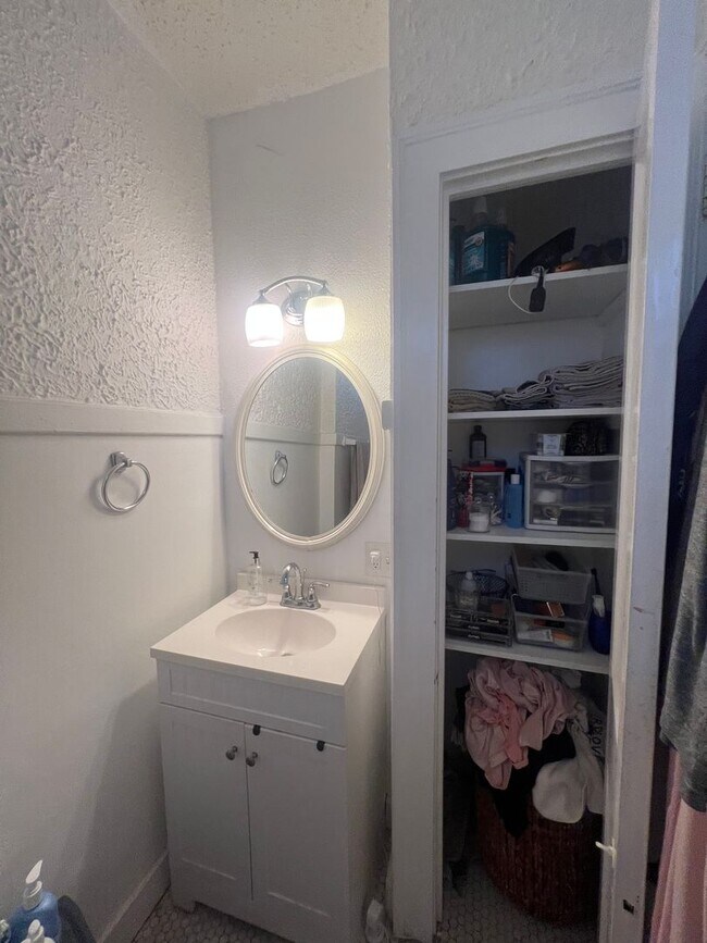 Building Photo - 1BD/1BA Uptown, on Mardi Gras Parade Route