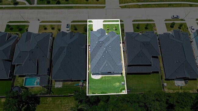 Building Photo - 9722 Dani Lake Dr