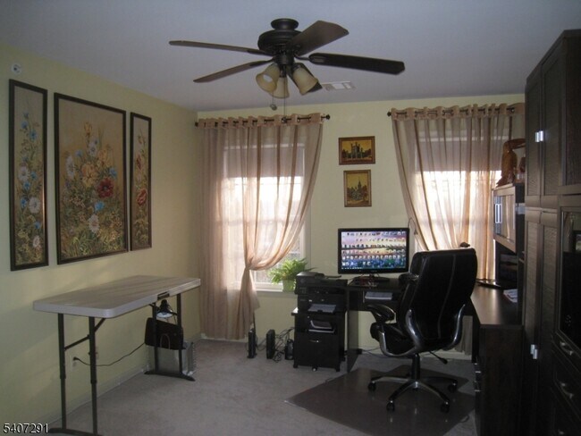 Building Photo - 11 Evergreen Dr