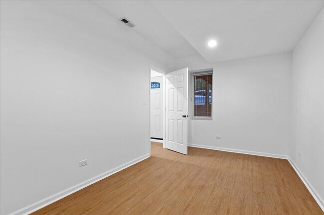 Building Photo - 1313 W Chicago Ave