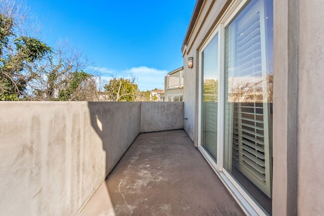 Building Photo - 1077 10th St