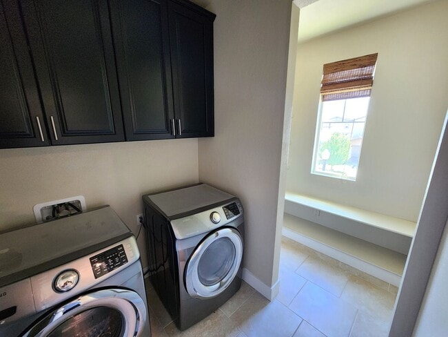 Building Photo - 4549 Maple Crest St
