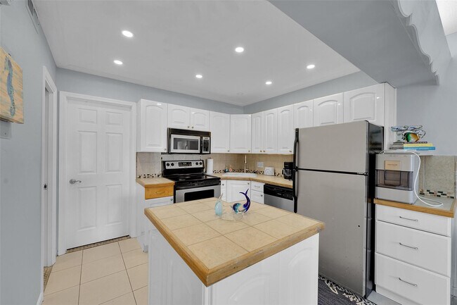 Building Photo - 4627 Bougainvilla Dr