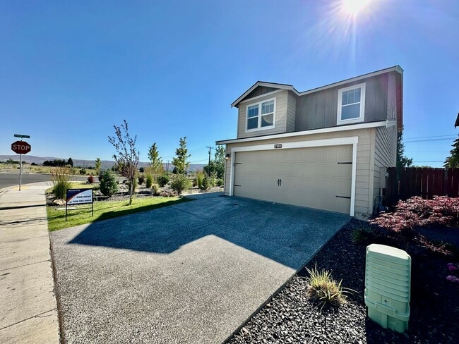 Building Photo - 4 Bedroom Home with Attached 2 Car Garage!
