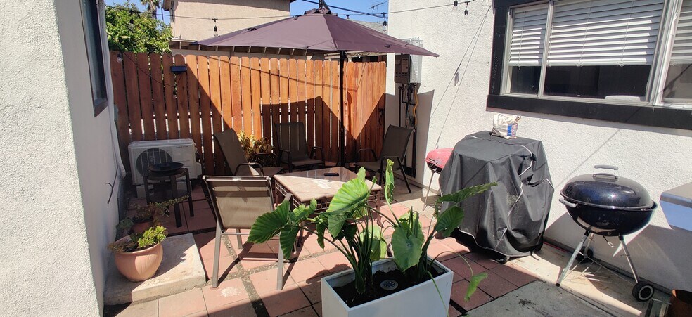 Common Seating Area - 1005 1/2 Calzona St