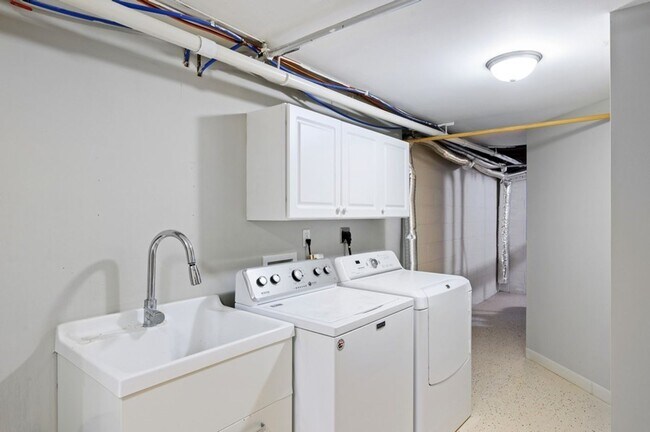 Building Photo - 706 1st Ave NW