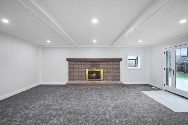 Building Photo - Beautifully Updated 4 Bed / 2.5 Bath Colon...