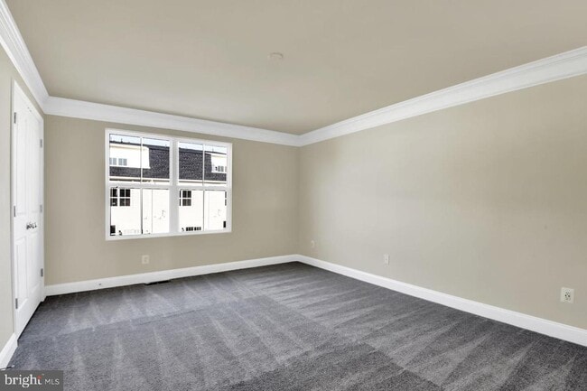 Building Photo - 611 E 7th St