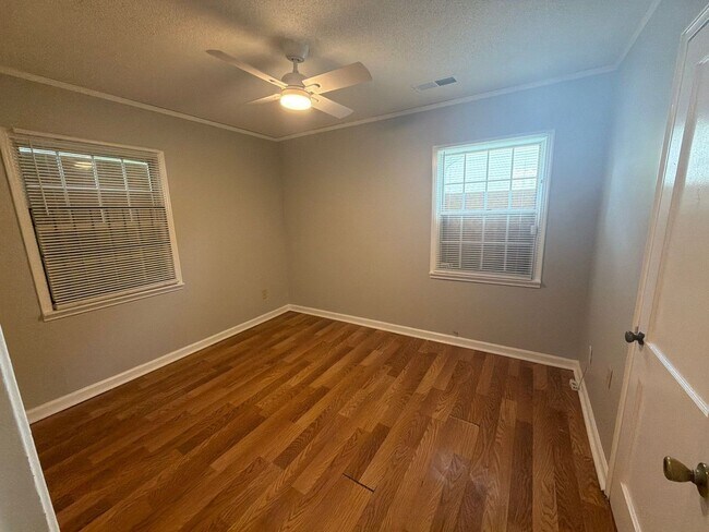 Building Photo - Nice Home In the U of M Area