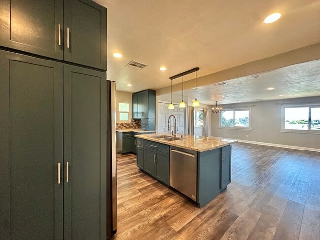 Building Photo - Beautifully Renovated Stand Alone Home Fea...