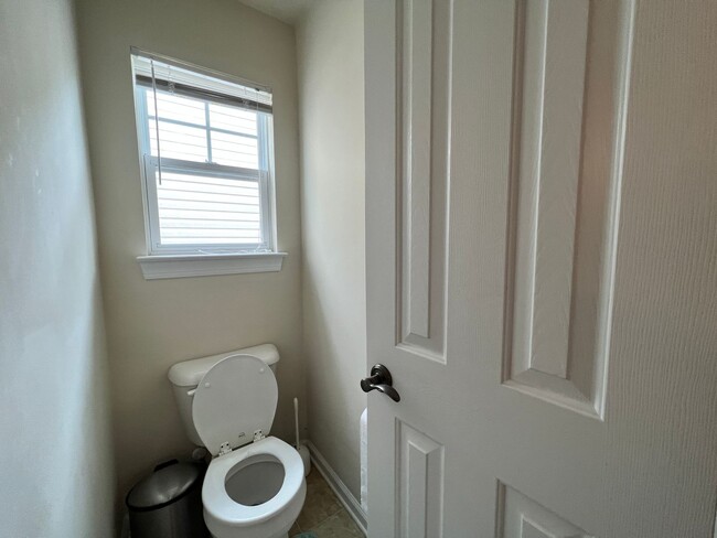 Building Photo - 3 bedroom home in sought after Whitaker Pl...
