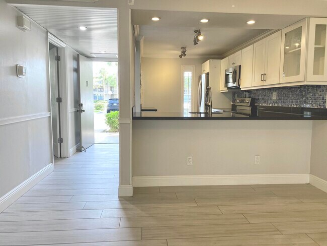 Building Photo - 15 Royal Palm Way