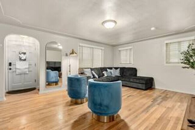 Building Photo - Elm Street Duplex