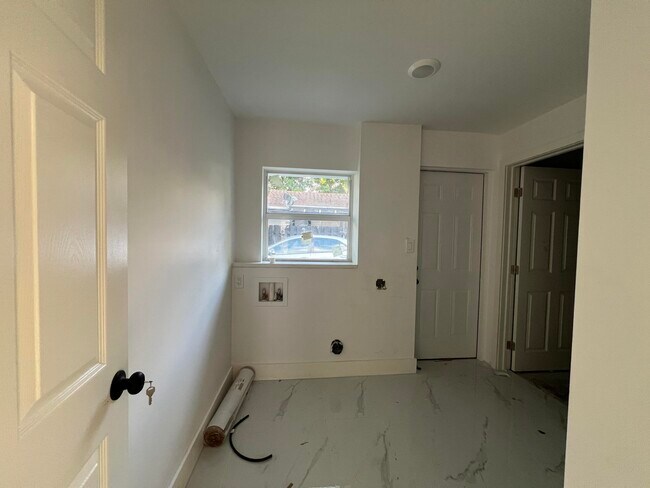 Building Photo - 828 S B St