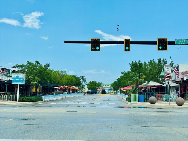 Building Photo - 3220 Oleander Way