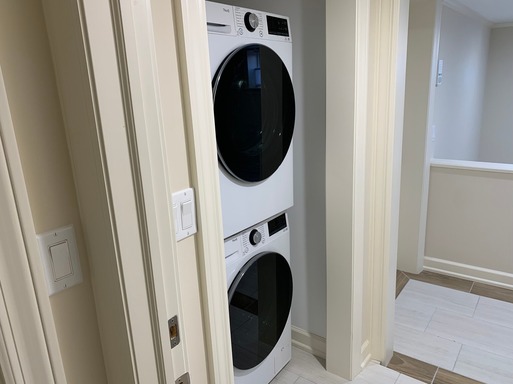 Laundry Area - 2703 W Ardmore Ave