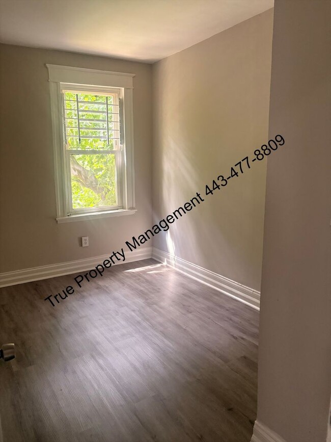 Building Photo - Spacious 3 Bedroom Home with Backyard & In-Unit Washer/Dryer