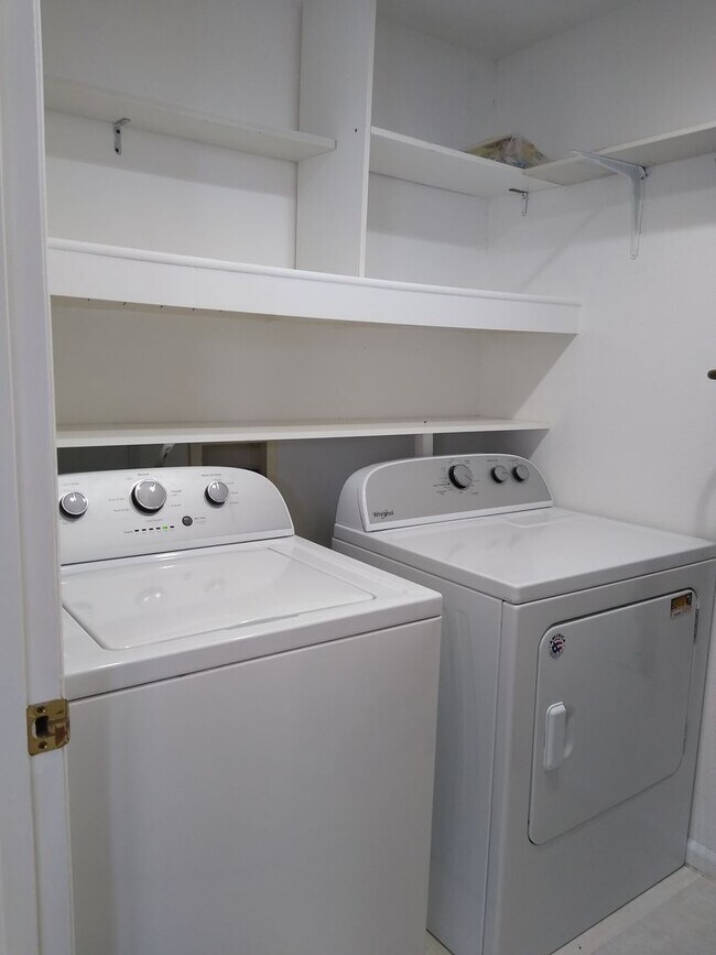 Building Photo - Stunning Highlands Ranch Townhome