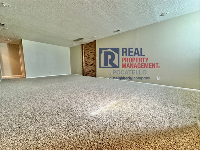 Building Photo - 4 Bedroom 2 Bath - 2 Car Garage House - Do...