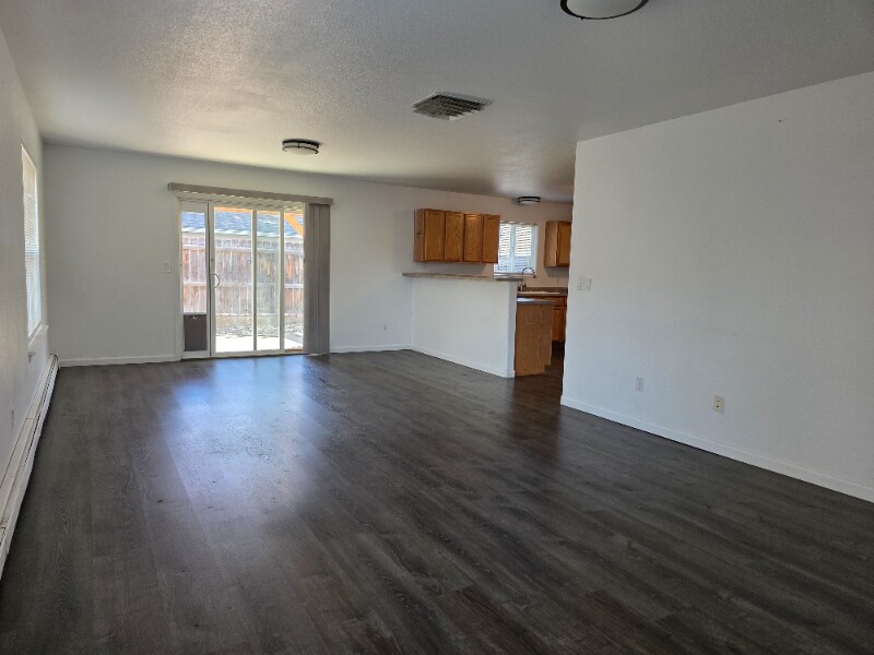 Building Photo - 2821 Village Park Dr