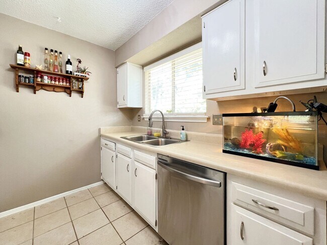 Building Photo - Comfortable 3 Bed, 2 Bath Home with Natural Light Throughout