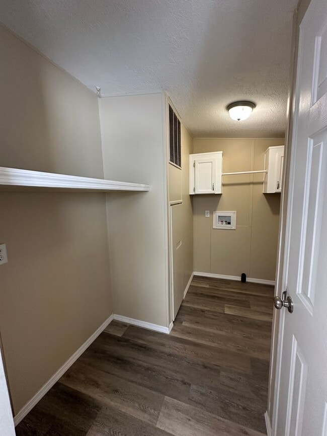 Building Photo - 3 Bed 2 Bath Waterfront Property - Now Available