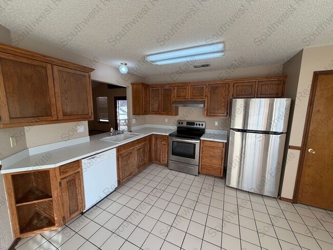 Building Photo - Cute 3 Bed 2 Bath 2 Car Garage home