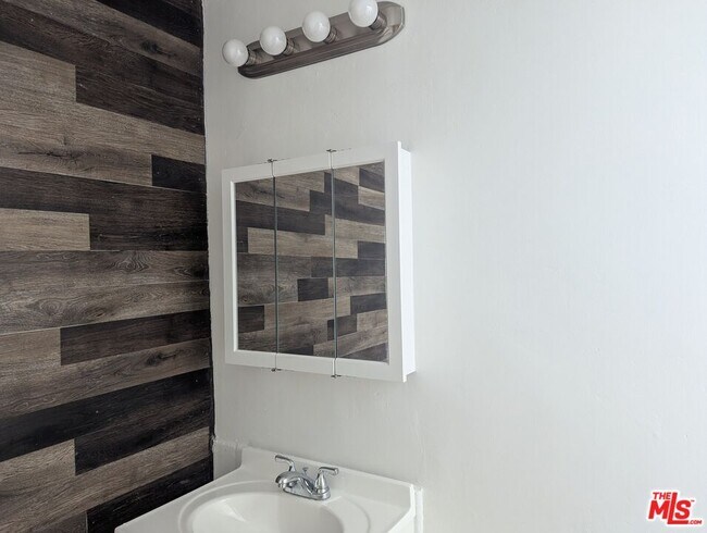 Building Photo - 634 S Gramercy Pl
