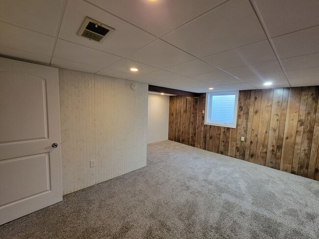 Building Photo - 1223 Lilac Ln