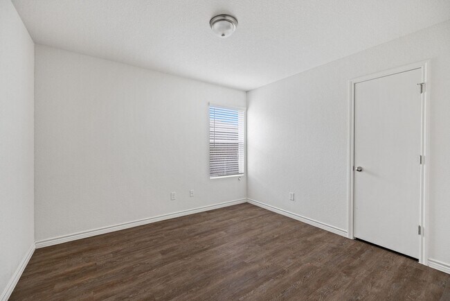 Building Photo - 903 Lasso Dr