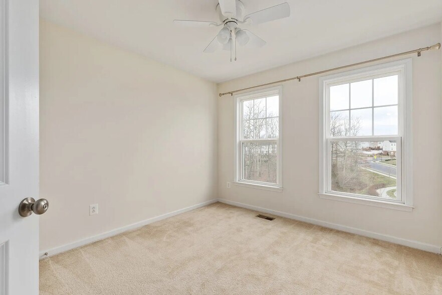 Building Photo - 148 Solara Dr