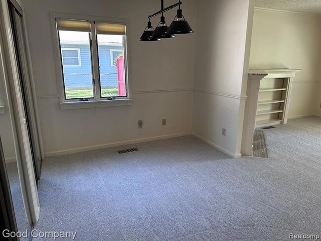 Building Photo - 6284 Woodsdale Dr