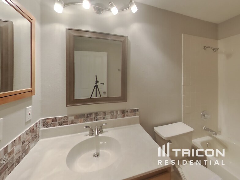 Building Photo - 707 Sand Ridge Dr