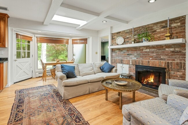 Building Photo - 261 Linden Tree Rd