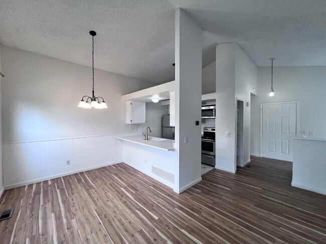 Building Photo - Cozy 2-Bed 1.5 Bath Townhouse in Aurora with Spacious Layout & Modern Comforts!