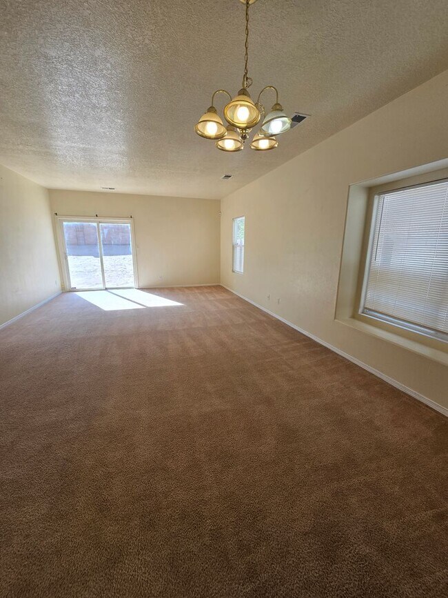 Building Photo - 4 bed, 2 bath home in Northern Meadows