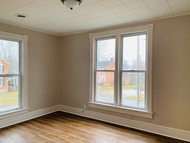 Building Photo - 385 E Perry St