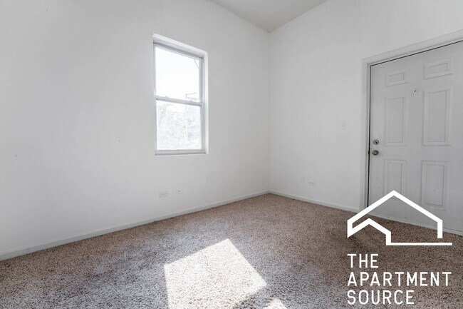 Building Photo - Spacious 4BR/2BA in Logan Square — Steps from the Blue Line!