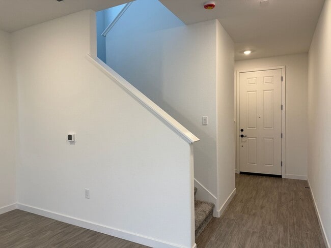 Building Photo - Beautiful 3 bed /2.5 bath Waiting For You!  SOLAR!!  Please read entire ad for viewings!