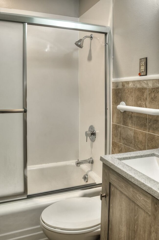 Building Photo - Aksarben Beauty