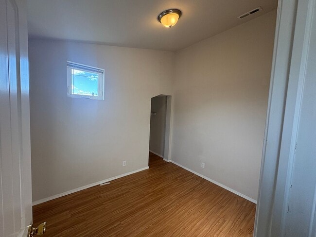 Building Photo - Peaceful Small-Town Getaway!