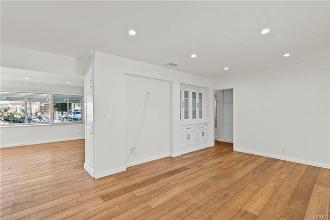 Building Photo - 1056 E Orange Grove Ave