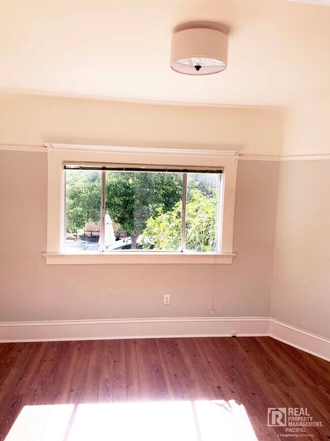 Building Photo - Spacious 4 Bedroom / 1.5 Bath near UC Campus