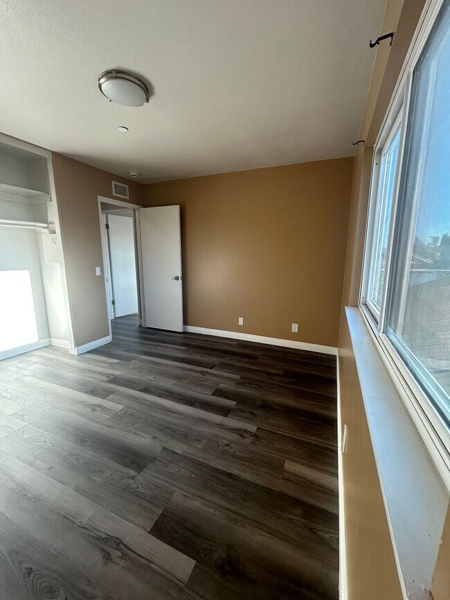 Building Photo - Spacious 4bed/3bath House for rent