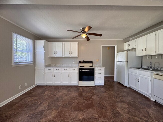 Building Photo - Freshly Updated 3Bedroom One Story Home